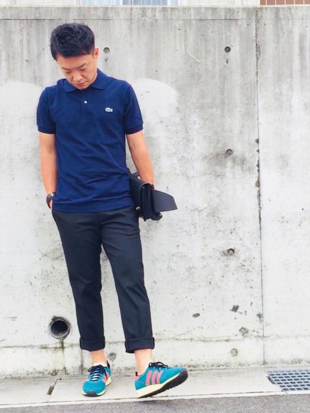 「夏コーデ、シンプル、大人カジュアル、ポロシャツ、UNIQLO、イージーパンツ、アンクルパンツ、ロールアップ、スラックス、スニーカー」｜「adidasのadidas Marathon 85（スニーカー、グリーン系）」を使った、yu_kiさん（メンズ・165cm）の夏コーディネートの1枚目の写真