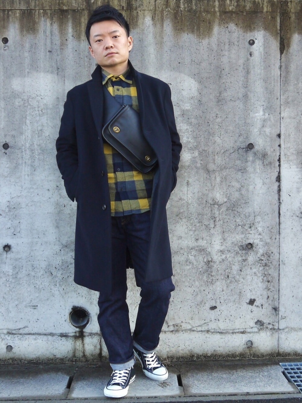 「シンプル、大人カジュアル、チェスターコート、チェックシャツ、UNIQLO、GU、プチプラ、501、コンバース、休日スタイル」｜「CONVERSEのconverse コンバース ALL STAR HI オールスター ハイ 3206 BLACK(US)（スニーカー、ブラック系）」を使った、yu_kiさん（メンズ・165cm）の冬コーディネートの1枚目の写真