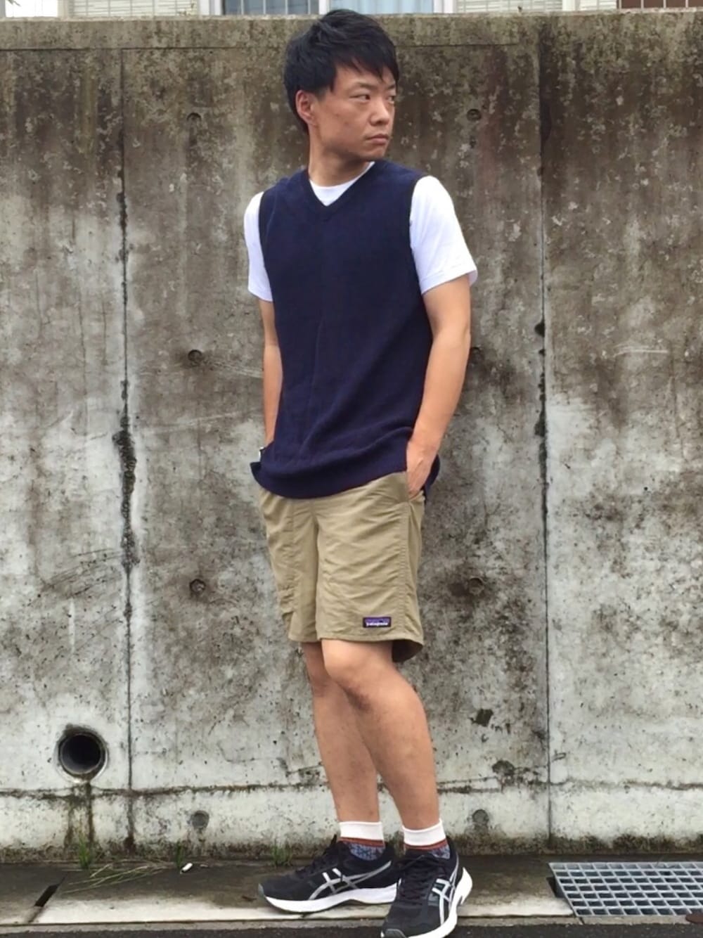「夏コーデ、シンプルコーデ、白Tシャツ、スニーカー、ベスト、大人カジュアル、ショートパンツ、バギーズショーツ、休日スタイル、夏だ！Tシャツ着よう！」｜「ASICSのアシックス GEL- CONTEND 4（スニーカー、ブラック系）」を使った、yu_kiさん（メンズ・165cm）の夏コーディネートの1枚目の写真