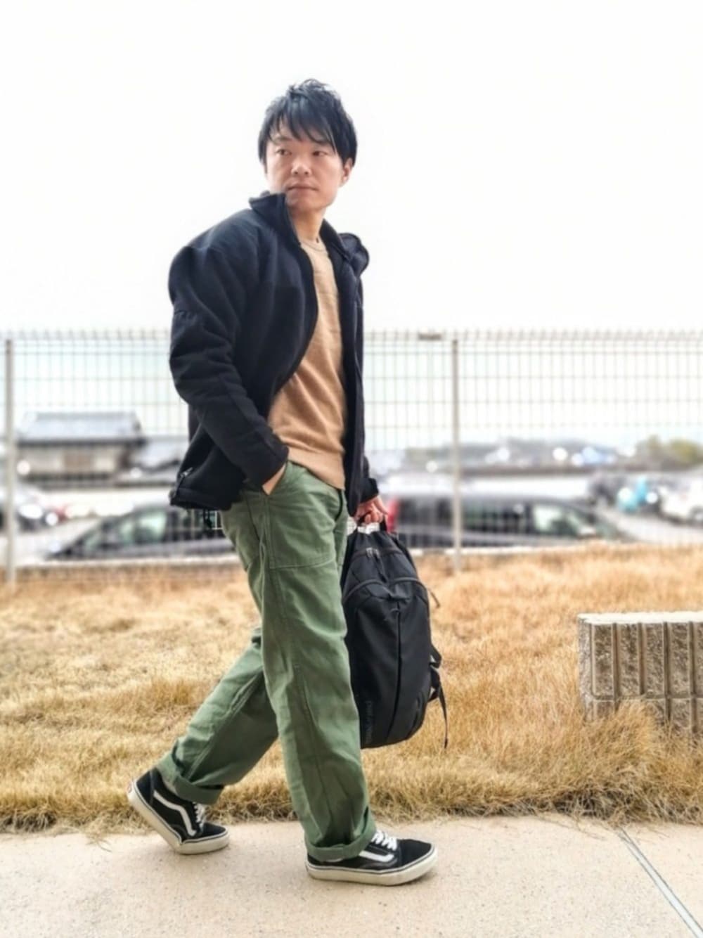 「orslow、ファティーグパンツ、VANS、スニーカー、フリース、カシミヤ、リュック、シンプル、大人カジュアル、冬コーデ」｜「UNIQLOのカシミヤクルーネックセーター（長袖・EC特別カラー）（ニット/セーター、ベージュ系）」を使った、yu_kiさん（メンズ・165cm）の冬コーディネートの1枚目の写真