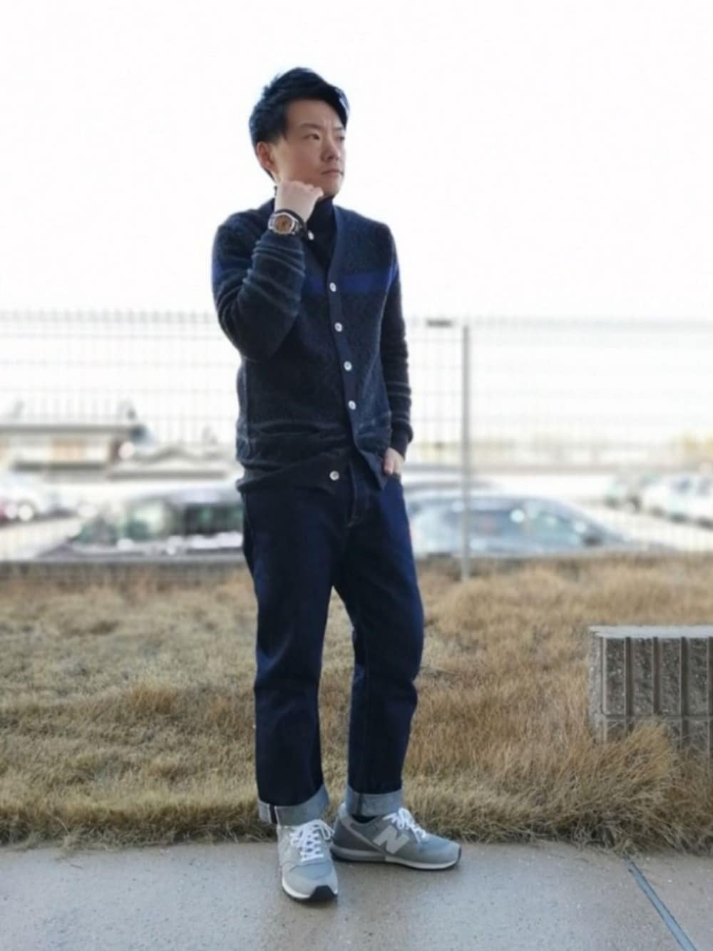 「大人カジュアル、カーディガン、シンプル、sacai、アンゴラ、タートルネック、デニム、Levi's、501、スニーカー」｜「NEW BALANCEのCM996（スニーカー、グレー系）」を使った、yu_kiさん（メンズ・165cm）の冬コーディネートの1枚目の写真