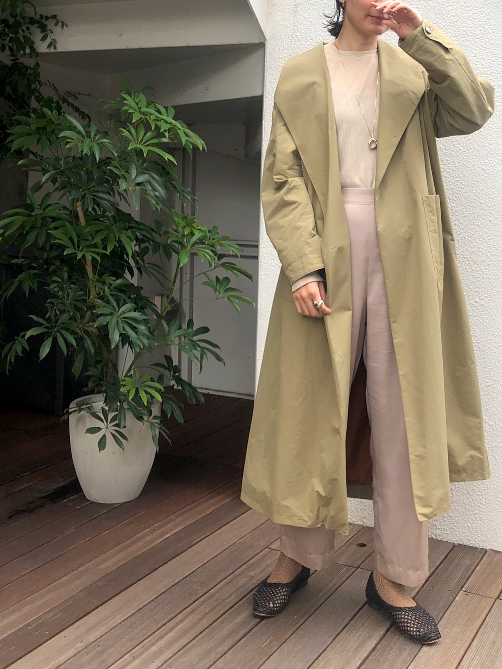「秋服、カジュアル、シンプル、秋色、くすみカラー、ootd、ワントーンコーデ、アウター、コート、ベージュ」｜「FIL DE FERのナイロンコットンOX　 カーデコート（その他アウター、ベージュ系）」を使った、miku.さん（レディース・168cm）の秋コーディネートの1枚目の写真