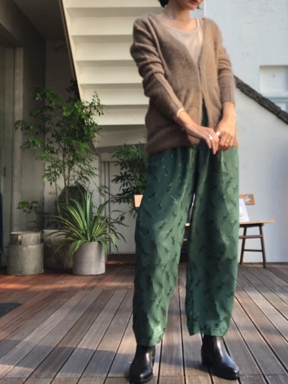 「秋コーデ、秋、オトナカジュアル、シンプル、パンツスタイル、きれいめカジュアル、今日のコーデ、ブーツ、ニット、カーディガン」｜「FIL DE FERのGIRLジャガード イージーパンツ（その他パンツ、グリーン系）」を使った、miku.さん（レディース・168cm）の秋コーディネートの1枚目の写真
