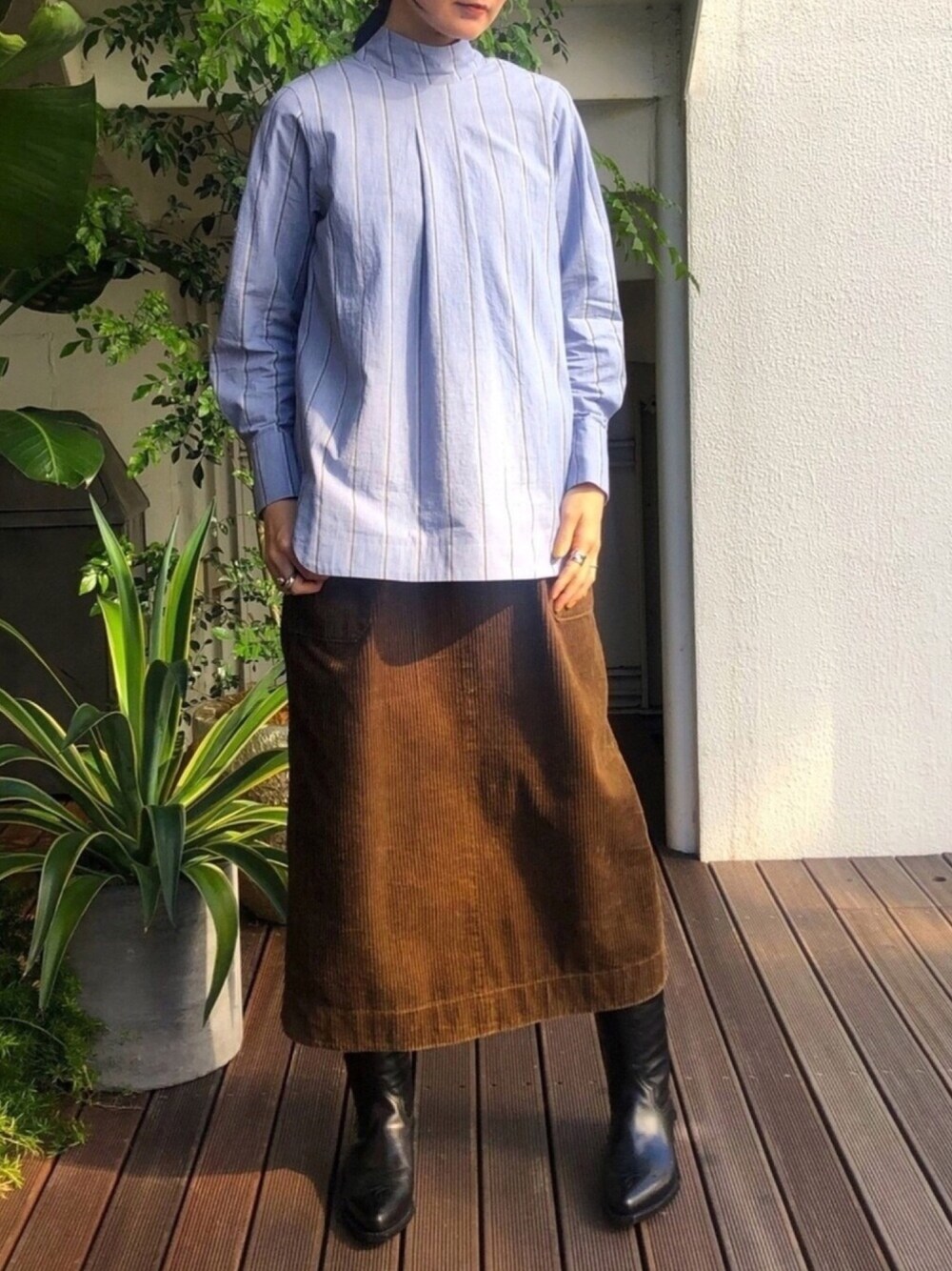 「シンプル、秋冬コーデ、ootd、シャツスタイル、シャツ、ストライプ、スカート、ブラウン、コーデュロイ、ブーツ」｜「FIL DE FERの太コーデュロイ ジャンパースカート（ジャンパースカート、ブラウン系）」を使った、miku.さん（レディース・168cm）の秋コーディネートの1枚目の写真