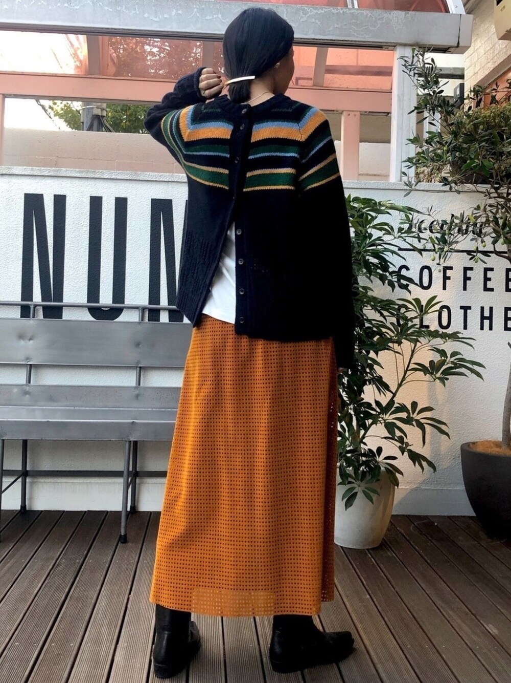 「シンプル、ootd、カジュアルコーデ、ニット、カーディガン、ネイビー、ボーダー、スカート、オレンジ、ブラウン」｜「FIL DE FERの透かし&ボーダー　2WAYニット（ニット/セーター、ブルー系）」を使った、miku.さん（レディース・168cm）の秋コーディネートの1枚目の写真