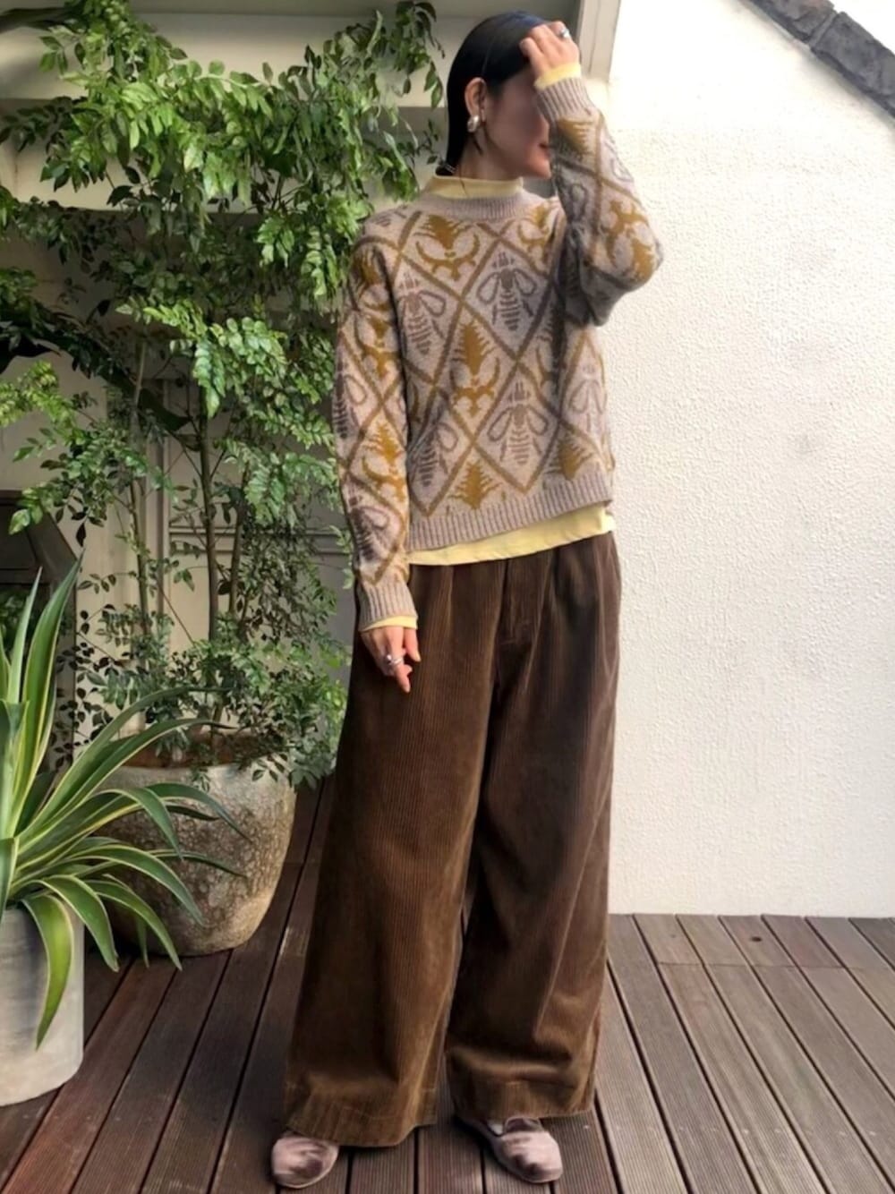 「シンプル、秋冬コーデ、ootd、ゆるコーデ、ブラウンコーデ、ベージュ、カジュアルコーデ、ニット、コーデュロイ、コーデュロイパンツ」｜「FIL DE FERのダイヤジャガード ラウンドネックニット（ニット/セーター、ベージュ系）」を使った、miku.さん（レディース・168cm）の秋コーディネートの1枚目の写真