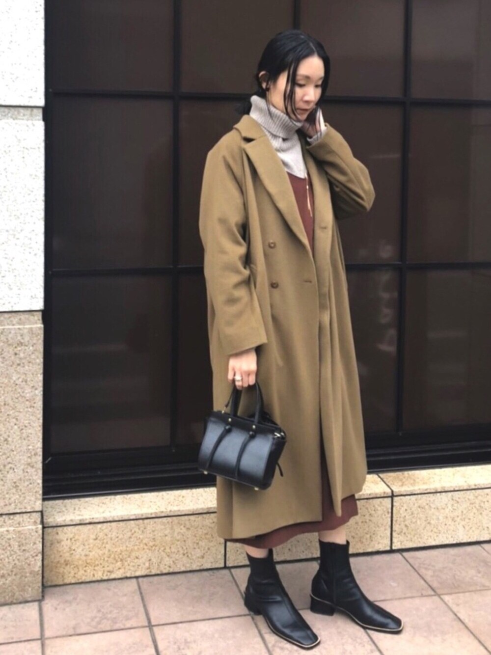 「今日のコーデ、ニット、ootd、キレイめ、ロングコート、ワンピース、キャミワンピ、ブラウン、ブーツ、ベージュ」｜「NOMBRE IMPAIRのｳｪｰﾋﾞｰﾂｲﾙ　ｷｬﾐﾜﾝﾋﾟｰｽ（ワンピース、ブラウン系）」を使った、miku.さん（レディース・168cm）の冬コーディネートの1枚目の写真