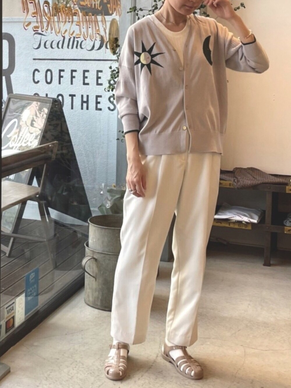 「春、ラフ、カジュアル、ootd、春カラー、ベージュ、カーディガン、シンプル、パンツスタイル、キレイめ」｜「FIL DE FERのSUN＆MOONインターシャ　Vネックカーディガン（カーディガン/ボレロ、グレー系）」を使った、miku.さん（レディース・168cm）の春コーディネートの1枚目の写真