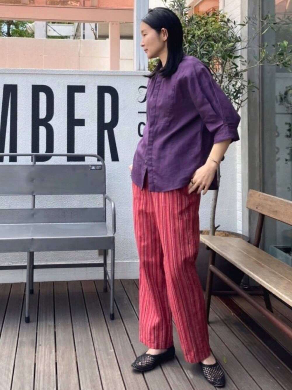 「ootd、パープル、ブラウス、リネン、ストライプ、ストライプパンツ、赤、春コーデ、夏コーデ、シンプルコーデ」｜「FIL DE FERのエアタン麻キャンバス スタンドネックブラウス（シャツ/ブラウス、パープル系）」を使った、miku.さん（レディース・168cm）の春コーディネートの1枚目の写真