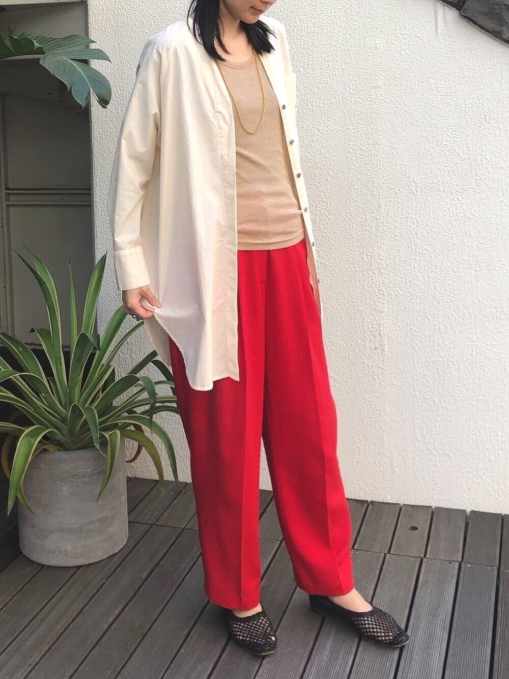 「シンプル、春、春コーデ、夏コーデ、夏、シャツスタイル、カラーパンツ、きれいめカジュアル、白シャツ、シャツ」｜「NOMBRE IMPAIRの綿ﾚｰﾖﾝﾄﾞﾋﾞｰ　ｾﾐﾛﾝｸﾞｼｬﾂ（シャツ/ブラウス、ホワイト系）」を使った、miku.さん（レディース・168cm）の春コーディネートの1枚目の写真