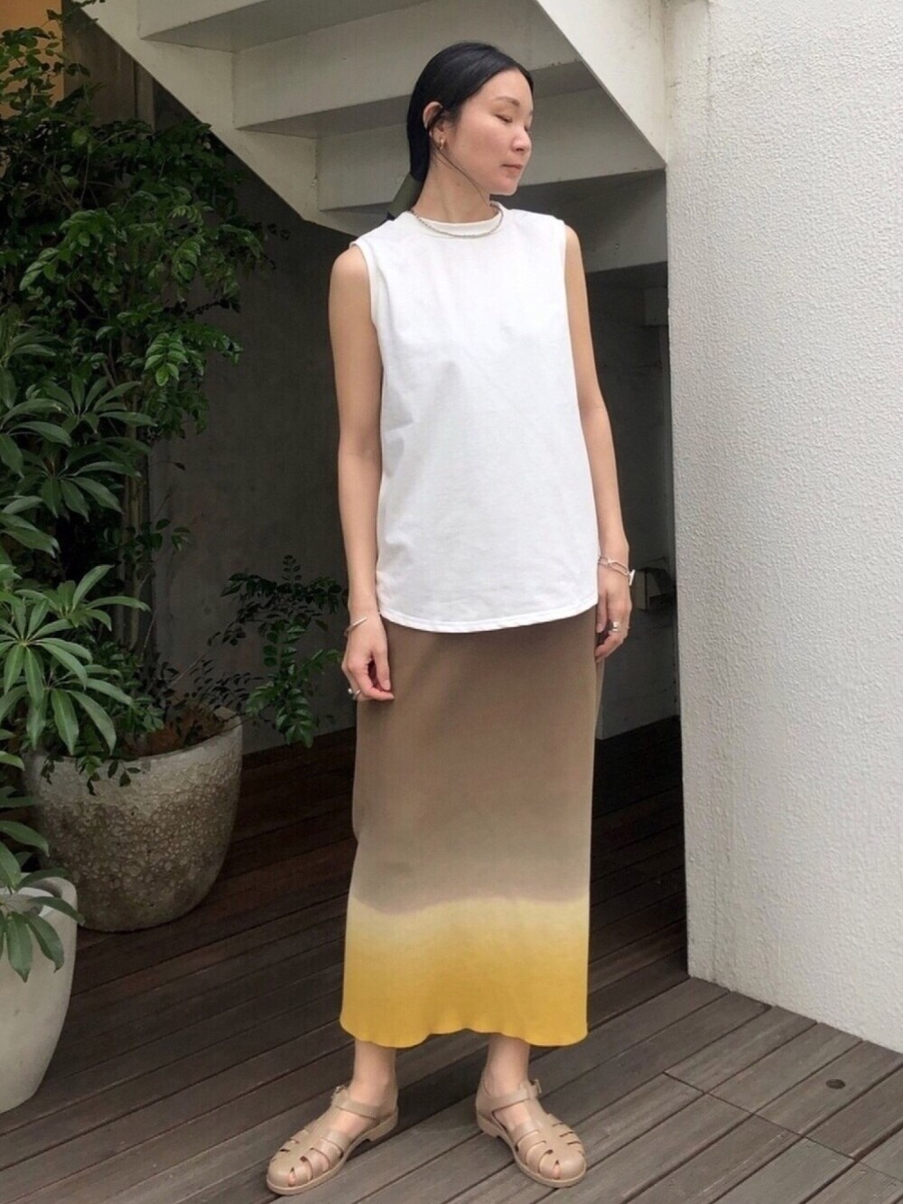 「シンプルコーデ、カジュアルコーデ、はるコーデ、春コーデ、春、夏コーデ、夏、タンクトップ、ノースリーブ、スカート」｜「FIL DE FERのヴィンテージツイスト モックネックタンクトップ（Tシャツ/カットソー、ホワイト系）」を使った、miku.さん（レディース・168cm）の春コーディネートの1枚目の写真