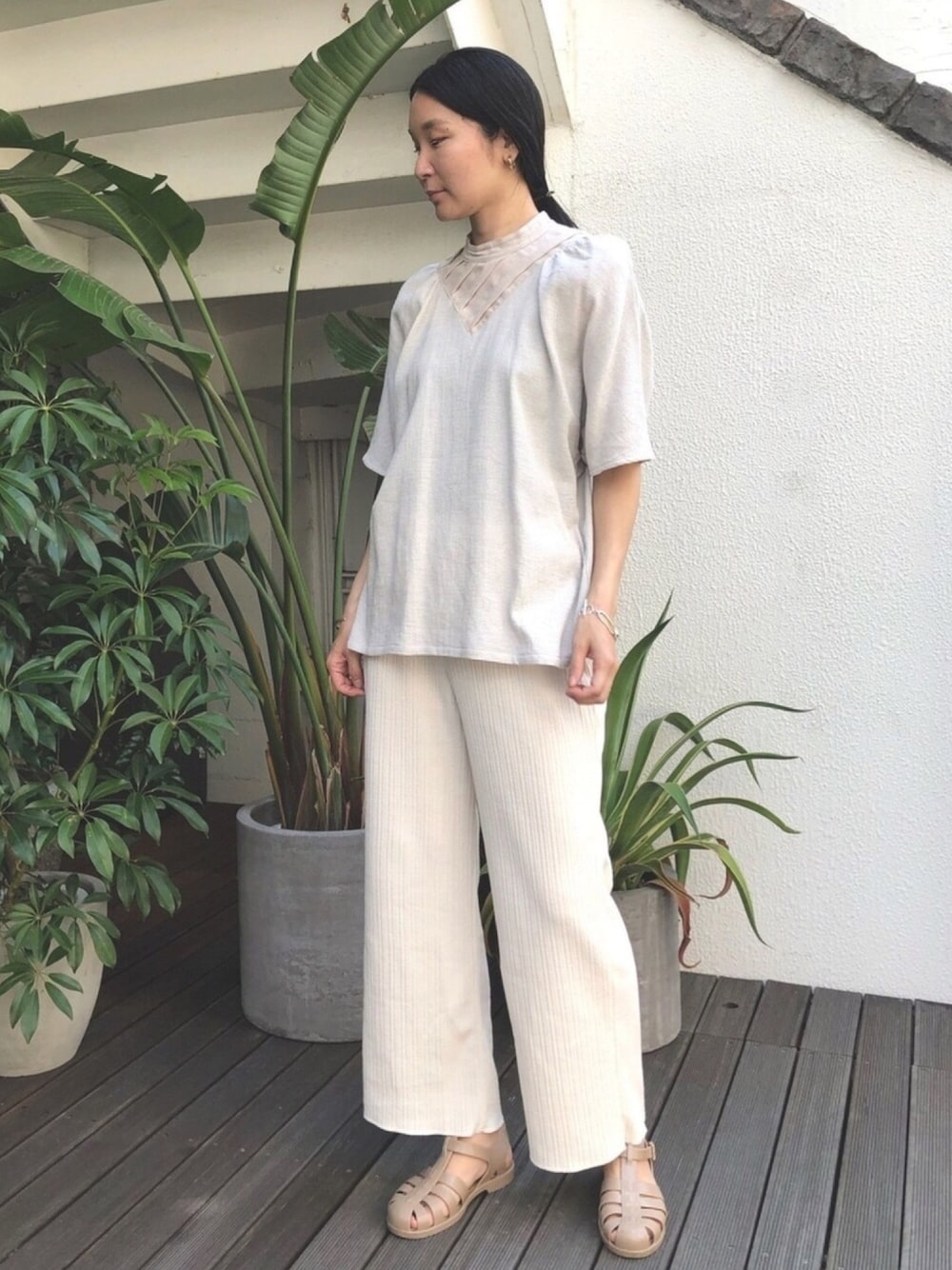 「シンプルコーデ、オトナカジュアル、リラックススタイル、夏、イージーパンツ、outfit、春コーデ、パンツスタイル、カジュアルコーデ、ブラウス」｜「FIL DE FERのワッフルドビー　ハイネックブラウス（シャツ/ブラウス、グレー系）」を使った、miku.さん（レディース・168cm）の夏コーディネートの1枚目の写真