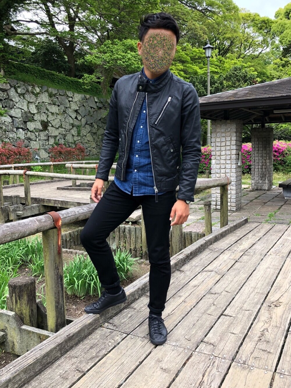 「春コーデ、ライダース、シャツスタイル、デニムシャツ、黒スキニー、スニーカー、シンプル、ロールアップ、オトナカジュアル、ブラック」｜「Levi'sの【Levi's】デニムウエスタンシャツ（シャツ/ブラウス、ブルー系）」を使った、goooomesさん（メンズ・179cm）の春コーディネートの1枚目の写真