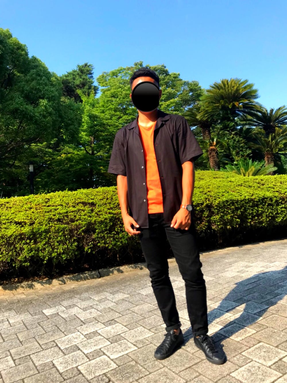 「夏セールで買いました、夏コーデ、オープンカラーシャツ、オールブラック、オレンジ、差し色、黒スキニー、スニーカー、シンプル、黒」｜「UNIQLOのオープンカラーシャツ（半袖）（シャツ/ブラウス、ブラック系）」を使った、goooomesさん（メンズ・179cm）の夏コーディネートの1枚目の写真