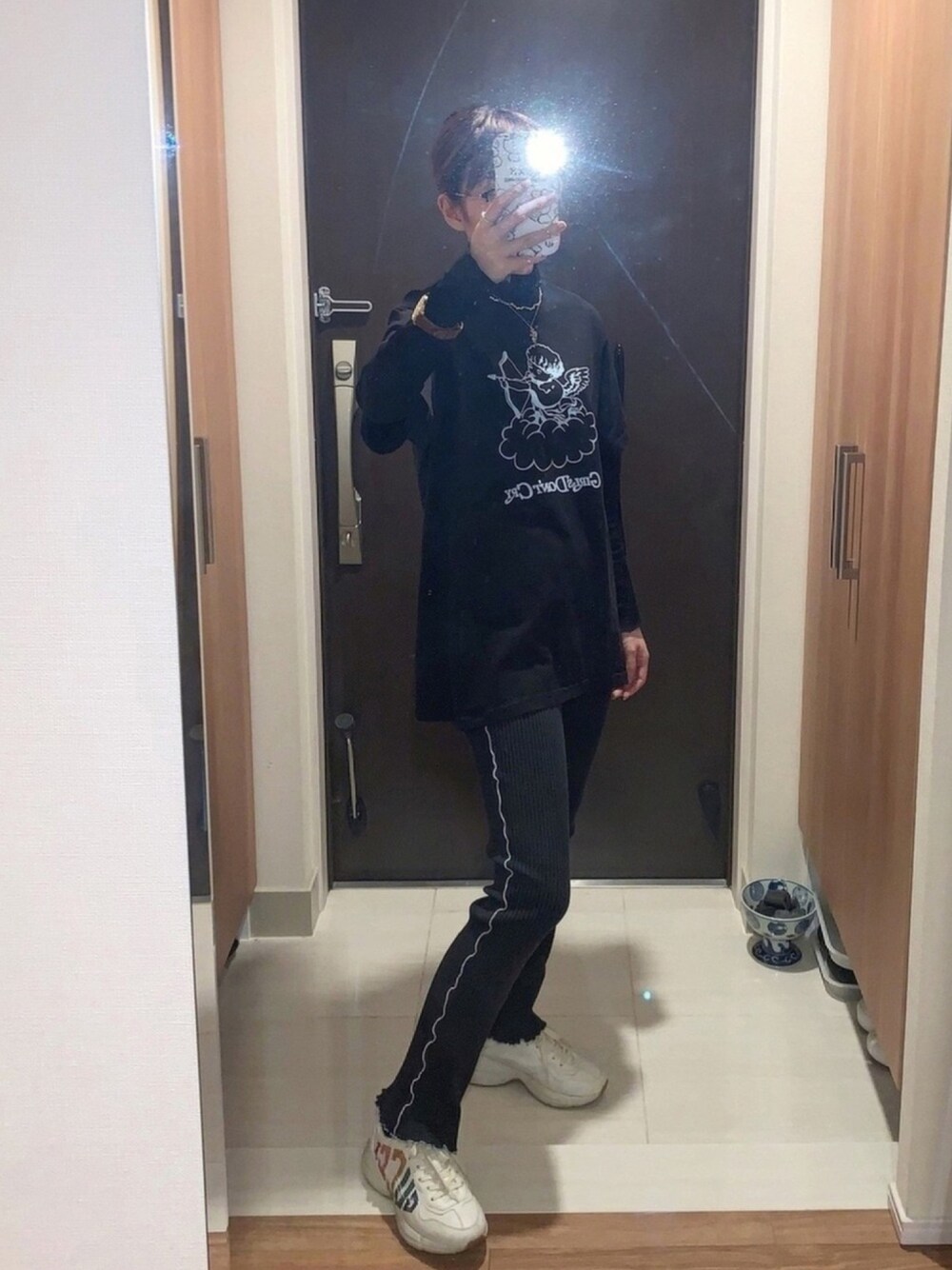 ブラック系のTシャツ/カットソー、ブラック系のTシャツ/カットソー、ブラック系のパンツを着用したレディースの春コーディネートの1枚目の写真