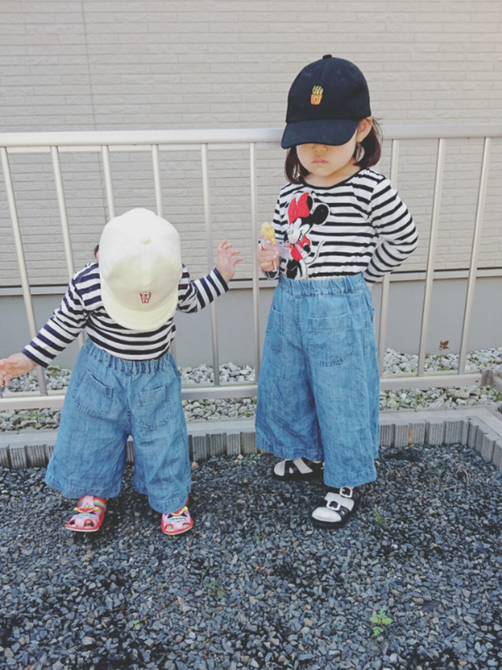 「姉妹コーデ、ボーダー、ワイドパンツ、サンダル、白ソックス、キャップ、3歳、1歳7ヶ月、BREEZE、アンパンマン」｜「petit mainのアイテム（キャップ、イエロー系）」を使った、tomozoさん（キッズ・100cm）の春コーディネートの1枚目の写真