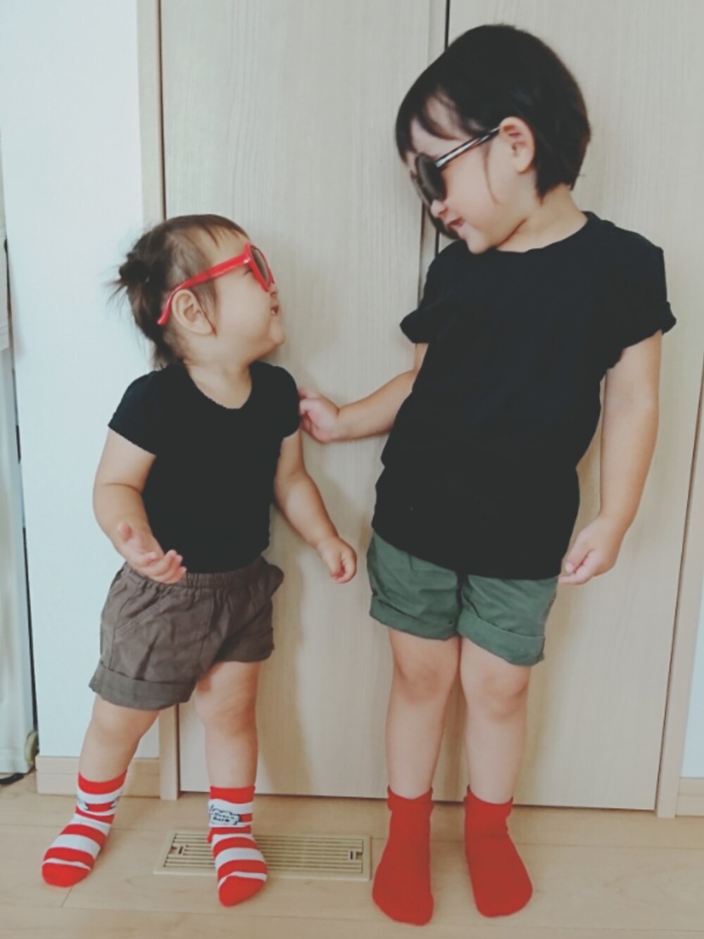 「ハーフパンツ、赤ソックス、黒Tシャツ、姉妹コーデ、ユニクロ、used、ショートボブ、夏休みコーデ、四歳、一歳10か月」｜「西松屋のアイテム（Tシャツ/カットソー、ブラック系）」を使った、tomozoさん（キッズ・100cm）の夏コーディネートの1枚目の写真