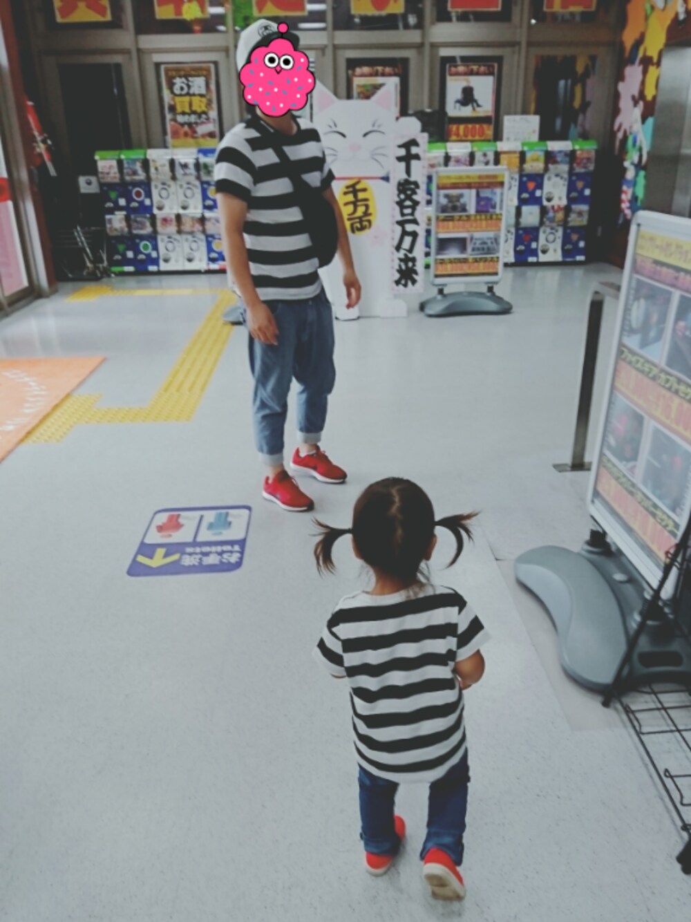 「パパと次女、ボーダー、デニム、スリッポン、スニーカー、NIKE、サマーセールで買いました、80cm、ボディバッグ、キャップ」｜「UNIQLOのアイテム（Tシャツ/カットソー、ホワイト系）」を使った、tomozoさん（キッズ・100cm）の夏コーディネートの1枚目の写真