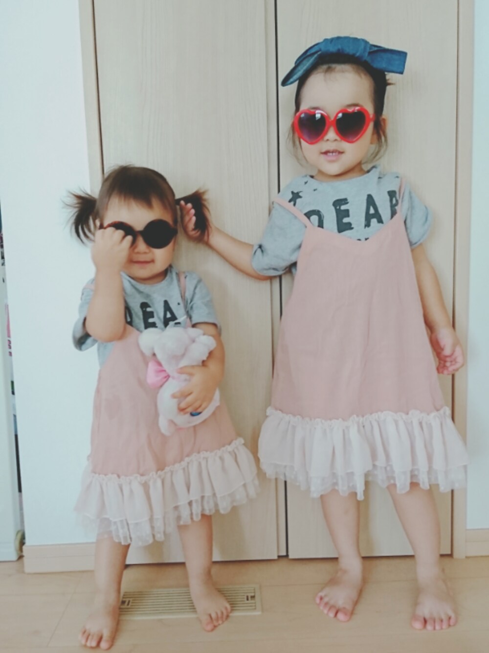 「夏セールで買いました、キャミワンピ、ヘアバンド、デカリボン、姉妹コーデ、三歳、一歳10か月」｜「BREEZEのアイテム（Tシャツ/カットソー、グレー系）」を使った、tomozoさん（キッズ・100cm）の夏コーディネートの1枚目の写真