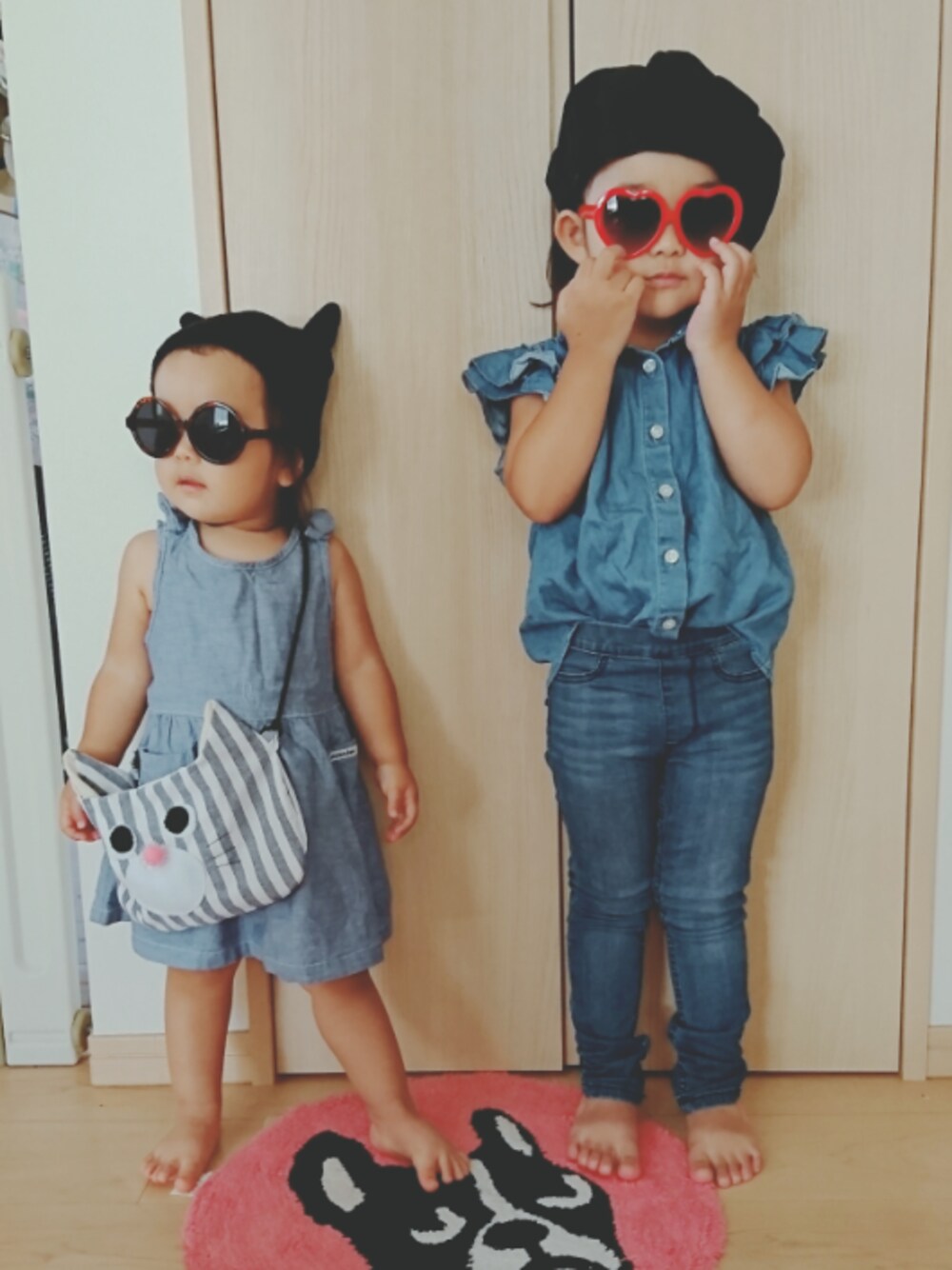 「デニ×デニ、ベレー帽、デニレギ、H&M、GU、デニムシャツ、猫耳ニット帽、デニムワンピース、ポシェット、ハンドメイド」｜「GUのアイテム（シャツ/ブラウス、ブルー系）」を使った、tomozoさん（キッズ・100cm）の夏コーディネートの1枚目の写真