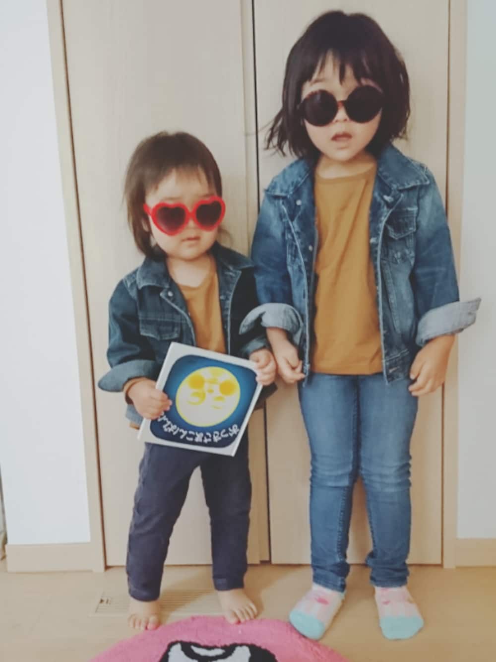 「幼稚園コーデ、デニムパンツ、ベージュトップス、Gジャン、H&M、UNIQLO、西松屋、秋服、姉妹コーデ」｜「西松屋のアイテム（Tシャツ/カットソー、ベージュ系）」を使った、tomozoさん（キッズ・100cm）の秋コーディネートの1枚目の写真