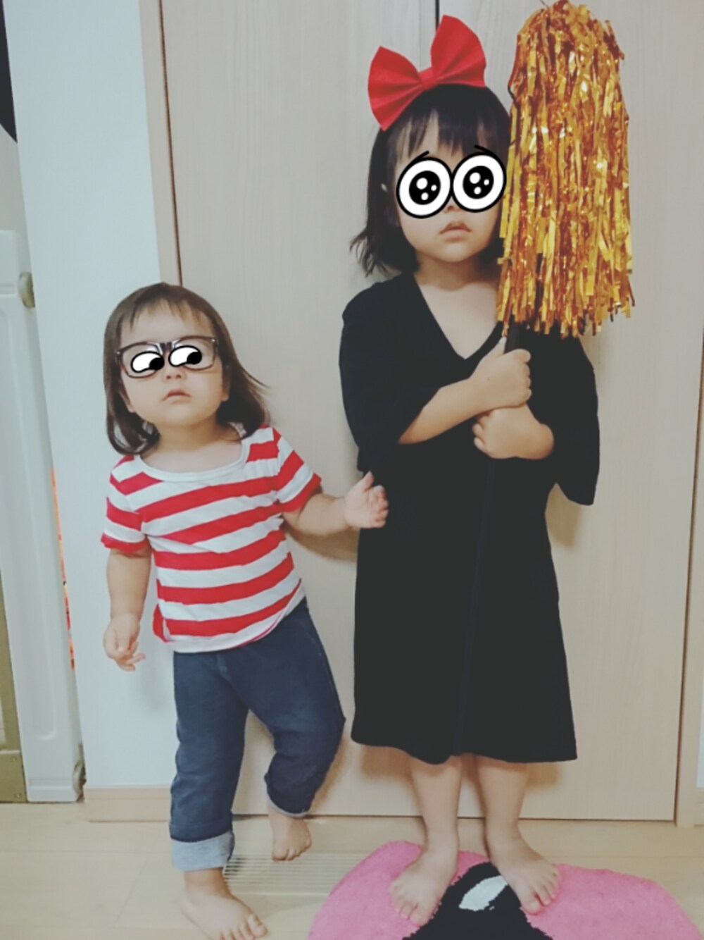 「ハロウィン、魔女の宅急便、キキ、トンボ、しまむら、UNIQLO、ダテメガネ」｜「しまむらのアイテム（Tシャツ/カットソー、レッド系）」を使った、tomozoさん（キッズ・100cm）の秋コーディネートの1枚目の写真