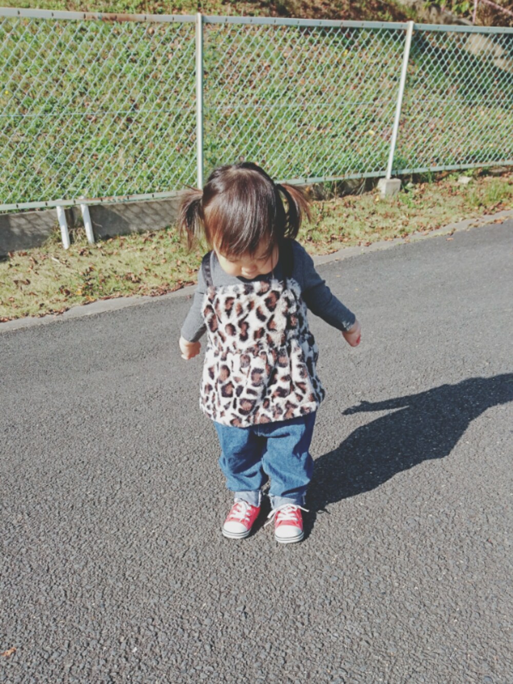 「赤コンバース、だぼだぼ、デニムパンツ、韓国こども服、キャミソール、レオパード、レイヤードスタイル、モフモフ、オトナデコドモ、二歳」｜「Birthdayのアイテム（キャミソール、ベージュ系）」を使った、tomozoさん（キッズ・100cm）の秋コーディネートの1枚目の写真