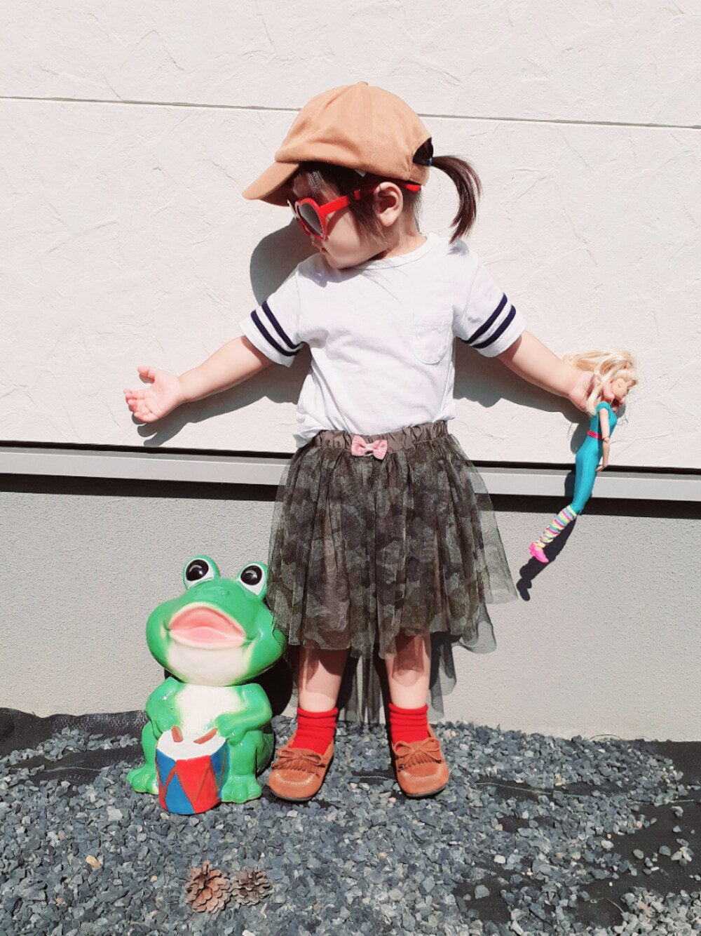 「90cm、ダイソー帽子、UNIQLO、グローバルワーク(GLOBAL WORK)、赤い靴下、モカシン、お下がり、キャップ、ベージュキャップ」｜「DAISOのアイテム（キャップ、ベージュ系）」を使った、tomozoさん（キッズ・110cm）の秋コーディネートの1枚目の写真