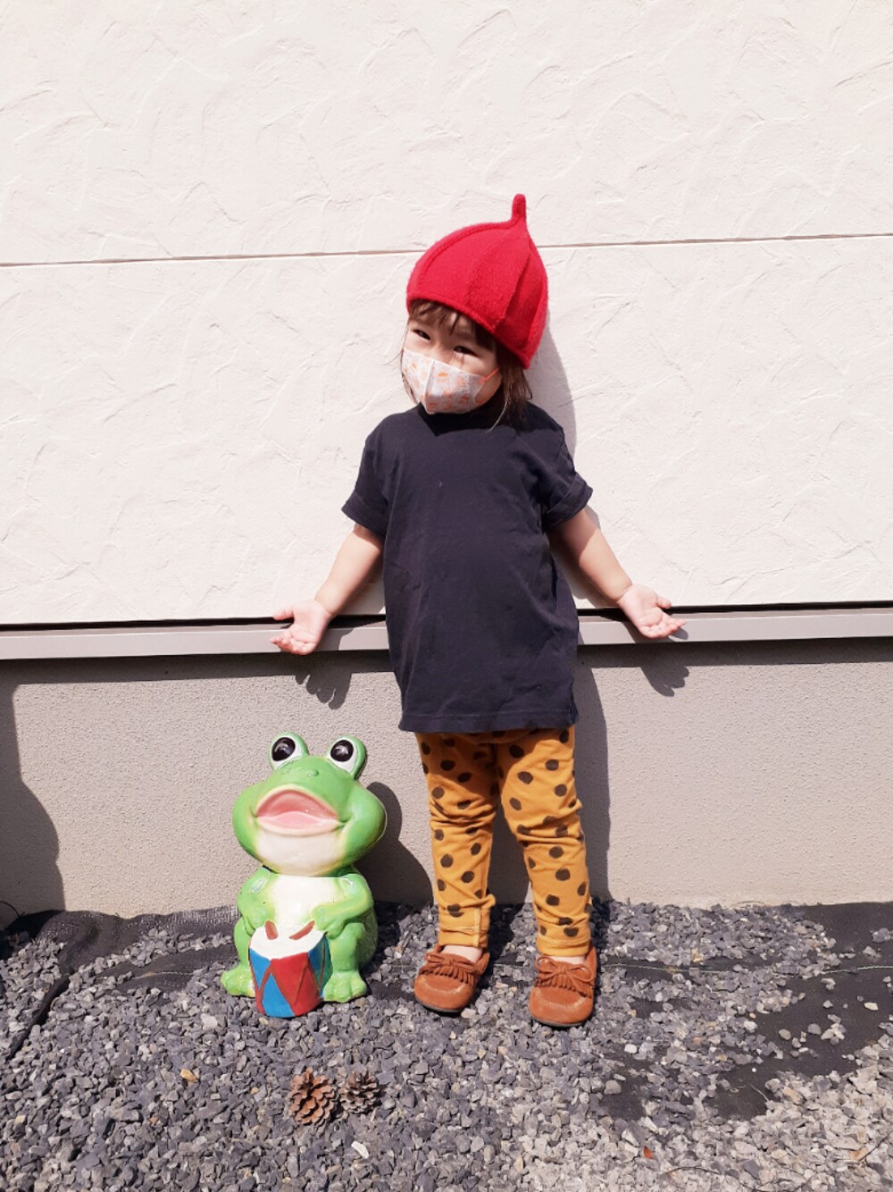 「どんぐり帽、ユニクロ、レギパン、モカシン、秋コーデ、90cm、ボーイッシュ、3歳」｜「UNIQLOのアイテム（レギンス/スパッツ、ベージュ系）」を使った、tomozoさん（キッズ・110cm）の秋コーディネートの1枚目の写真