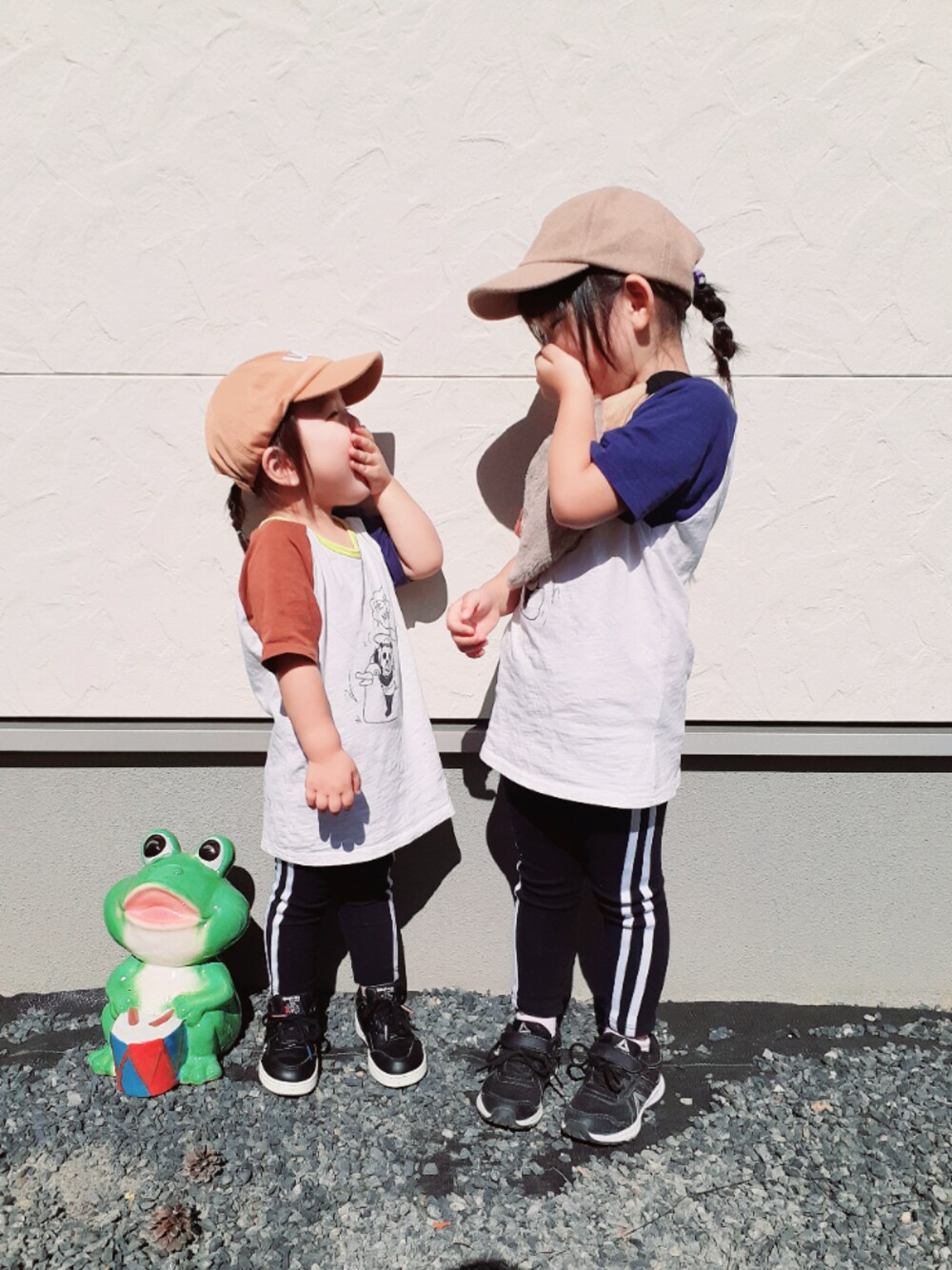 「オーバーサイズ、SHOO-LA-RUE、DAISO、petit main、ラインパンツ、Reebok(Reebok)、スニーカー、ベージュキャップ、姉妹コーデ、ウエストポーチ」｜「petit mainのアイテム（レギンス/スパッツ、ブラック系）」を使った、tomozoさん（キッズ・110cm）の秋コーディネートの1枚目の写真