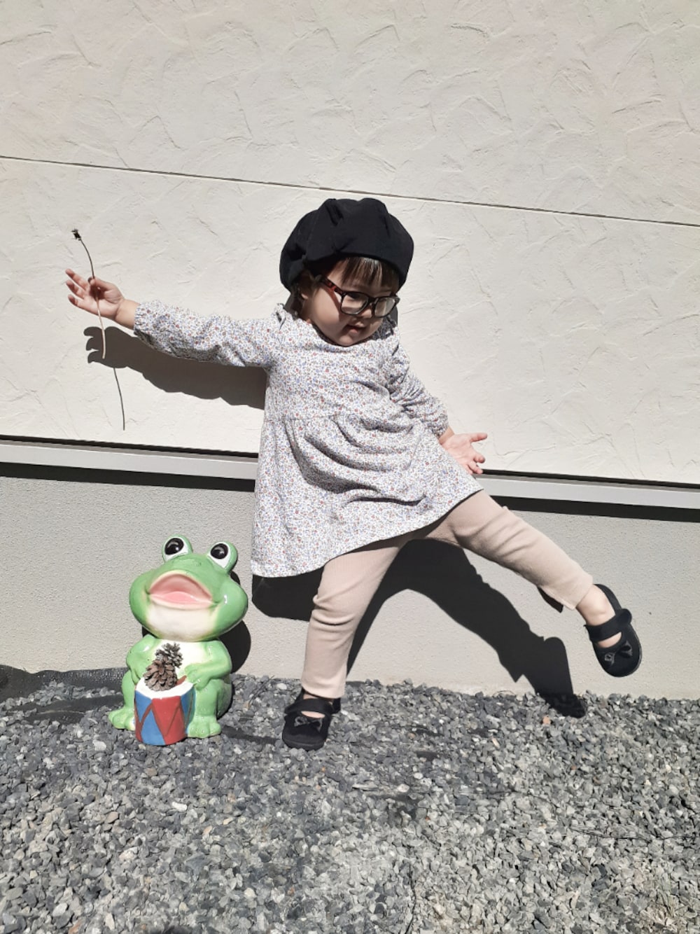 「小花柄、ワンピース、スリットレギンス、バレエシューズ、ベレー帽×メガネ、UNIQLO、3coins、西松屋、3歳、次女コーデ」｜「UNIQLOのアイテム（ワンピース、ホワイト系）」を使った、tomozoさん（キッズ・110cm）の秋コーディネートの1枚目の写真