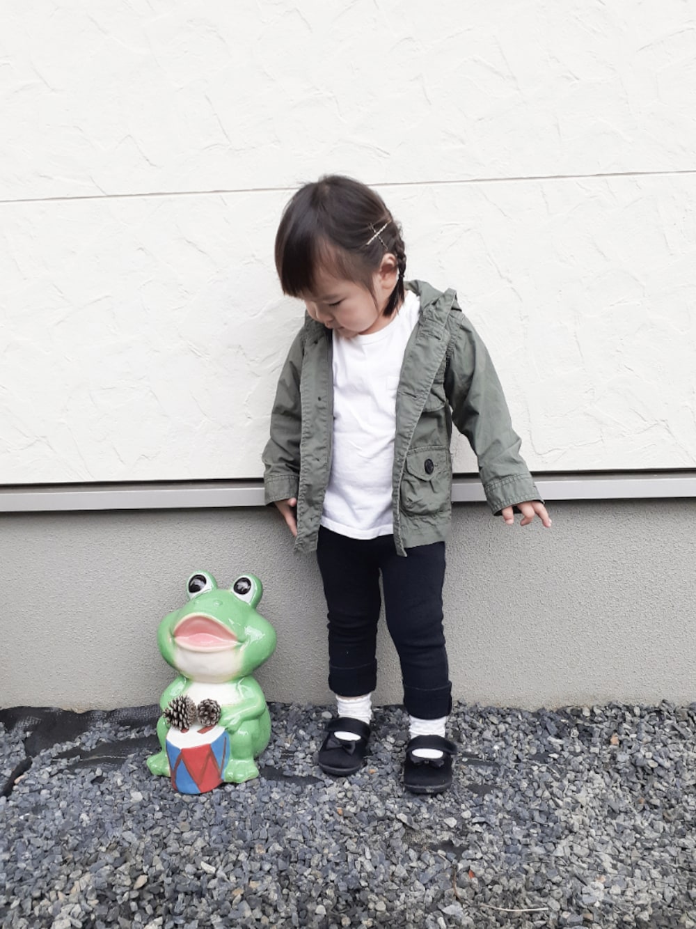 「ゴールドピン、セリア、黒パンツ、白Tシャツ、バレエシューズ、カーキシャツ、白ソックス、90cm、3歳、ロールアップ」｜「F.O.KIDSのアイテム（シャツ/ブラウス、グリーン系）」を使った、tomozoさん（キッズ・110cm）の秋コーディネートの1枚目の写真