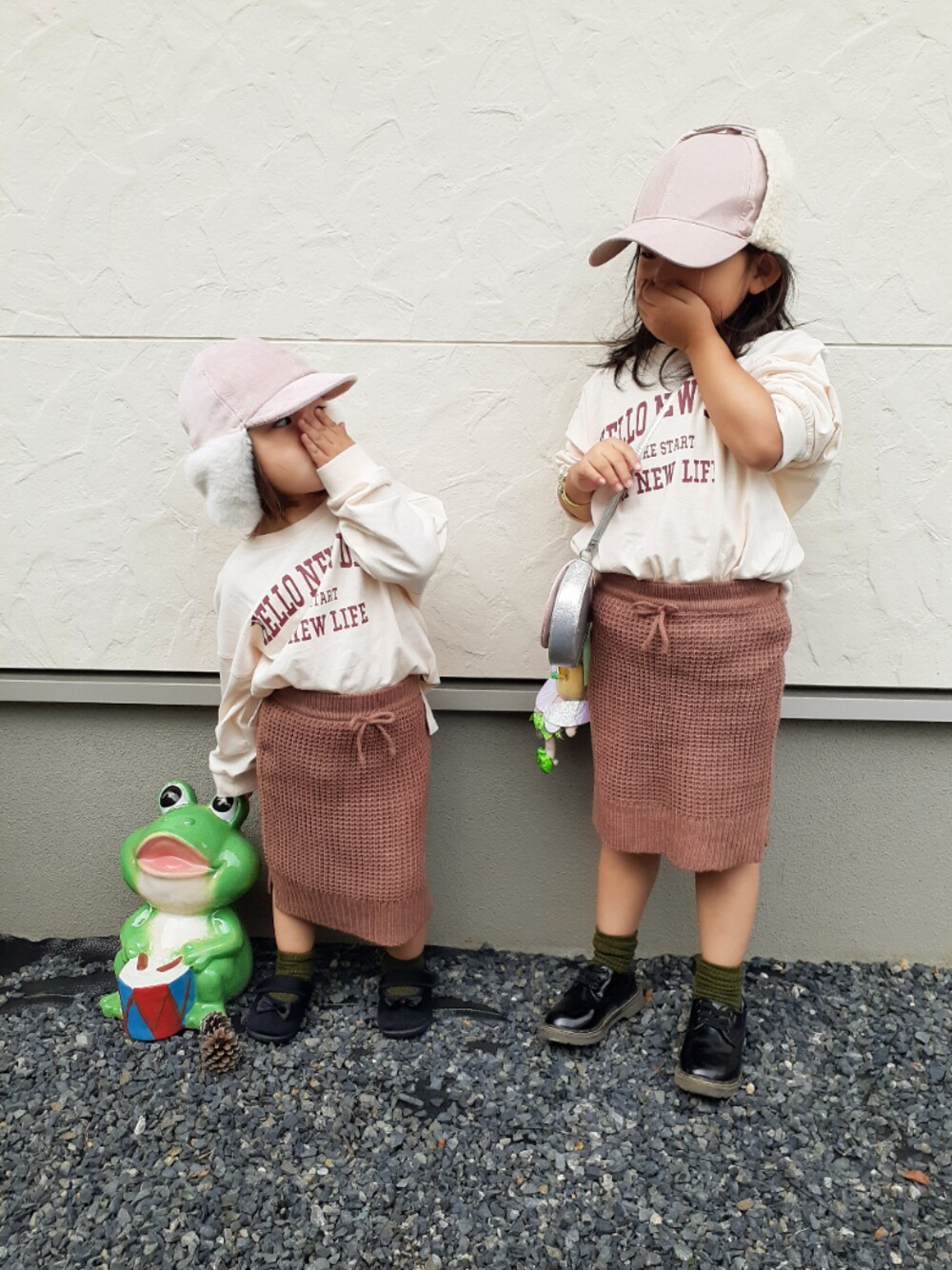 「姉妹コーデ、ペンシルスカート、ロンT、パイロットキャップ、レースアップシューズ、3歳、5歳、ニットスカート、タイトスカート、バースデイ」｜「Birthdayのアイテム（Tシャツ/カットソー、ベージュ系）」を使った、tomozoさん（キッズ・110cm）の秋コーディネートの1枚目の写真