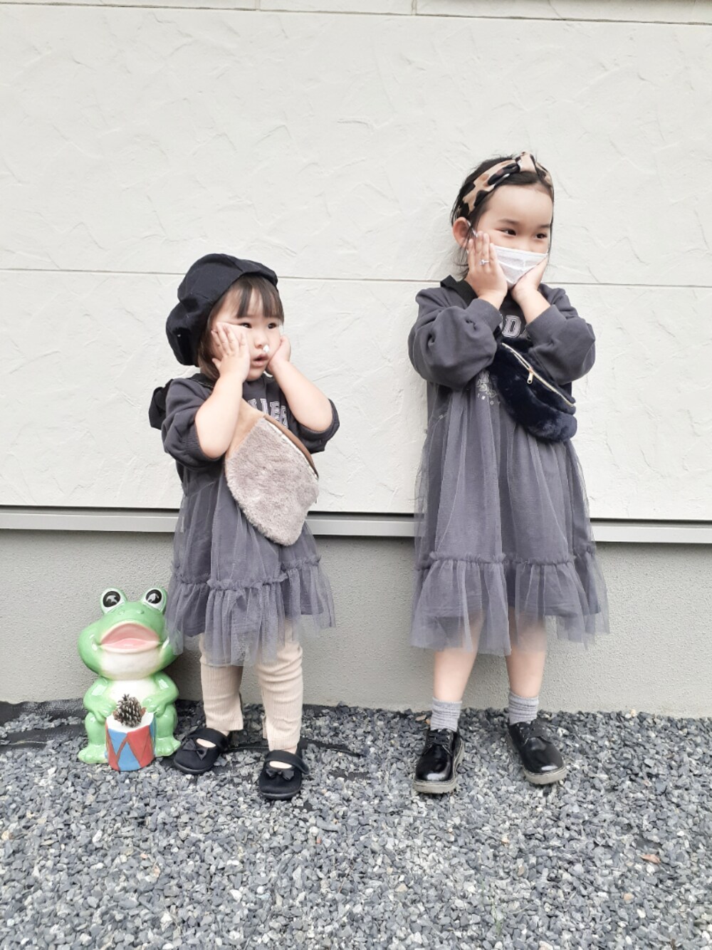 「トレーナーワンピ、レギンス、ベレー帽、カチューシャ、レオパード、ボディバッグ、チュール、UNIQLO、ダイソー、姉妹コーデ」｜「?のアイテム（チュニック、グレー系）」を使った、tomozoさん（キッズ・110cm）の秋コーディネートの1枚目の写真