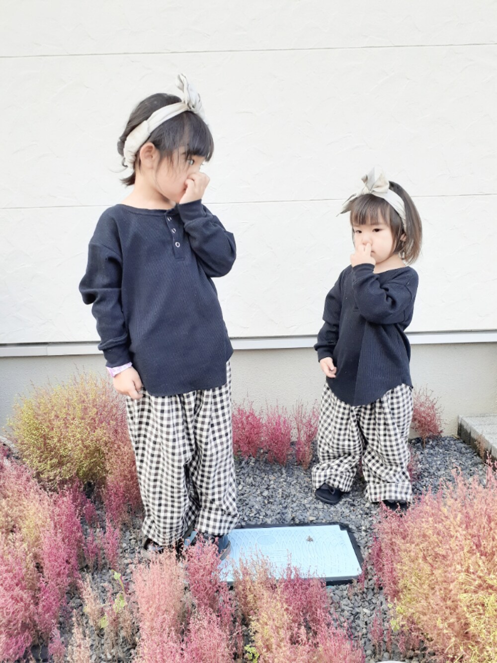 「ヘンリーネック、ワッフルクルーネックＴ、ワイドパンツ、チェックパンツ、seraph、birthday、リボンヘアバンド、姉妹コーデ、秋のコーデ、キッズファッション」｜「Birthdayのアイテム（トップス、ブラック系）」を使った、tomozoさん（キッズ・110cm）の秋コーディネートの1枚目の写真