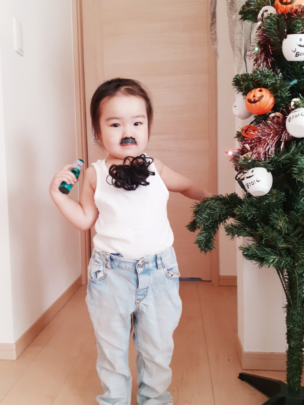 「wearhalloween2019、フレディマーキュリー、タンクトップ、デニムパンツ、H&M、西松屋、バースデイ、３歳女の子」｜「Birthdayのアイテム（その他ヘアアクセサリー、ブラック系）」を使った、tomozoさん（キッズ・110cm）の秋コーディネートの1枚目の写真