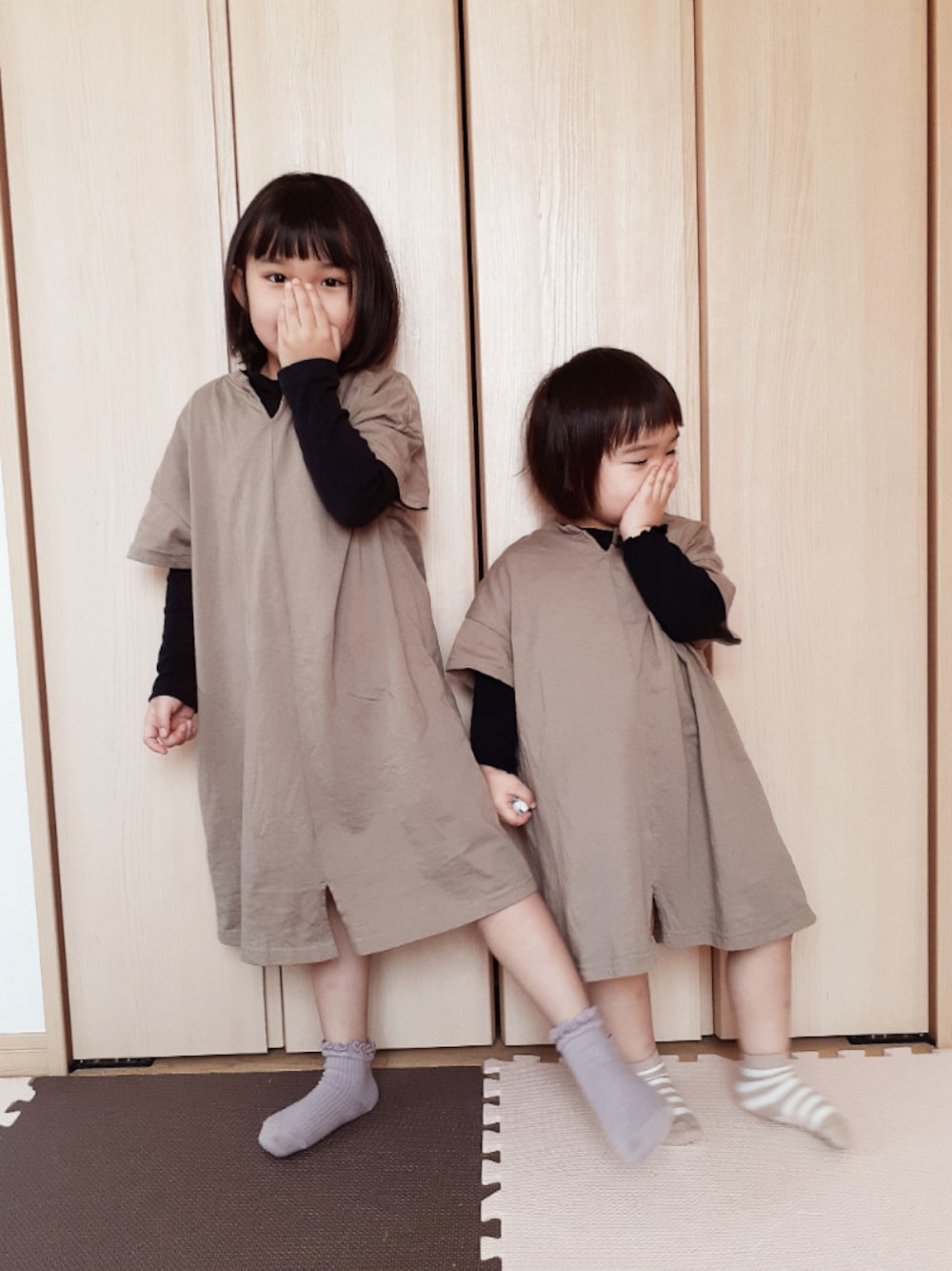 「おうちファッション、レイヤードスタイル、カーキワンピース、姉妹コーデ、ボブ、プチプラ、GU、Tシャツワンピ、ロンT、バースデイ」｜「GUのアイテム（ワンピース、グリーン系）」を使った、tomozoさん（キッズ・120cm）の春コーディネートの1枚目の写真