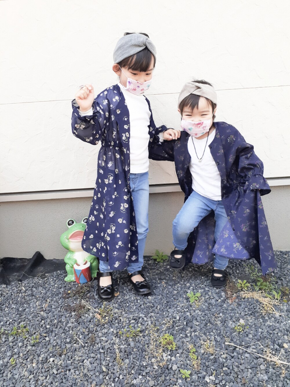 「キッズファッション、おうちファッション、プチプラコーデ、コロナに負けない、ヘアバンド、姉妹コーデ、シアーカーディガン、デニムパンツ、GU、バレエシューズ」｜「GUのアイテム（ワンピース、ブルー系）」を使った、tomozoさん（キッズ・110cm）の春コーディネートの1枚目の写真