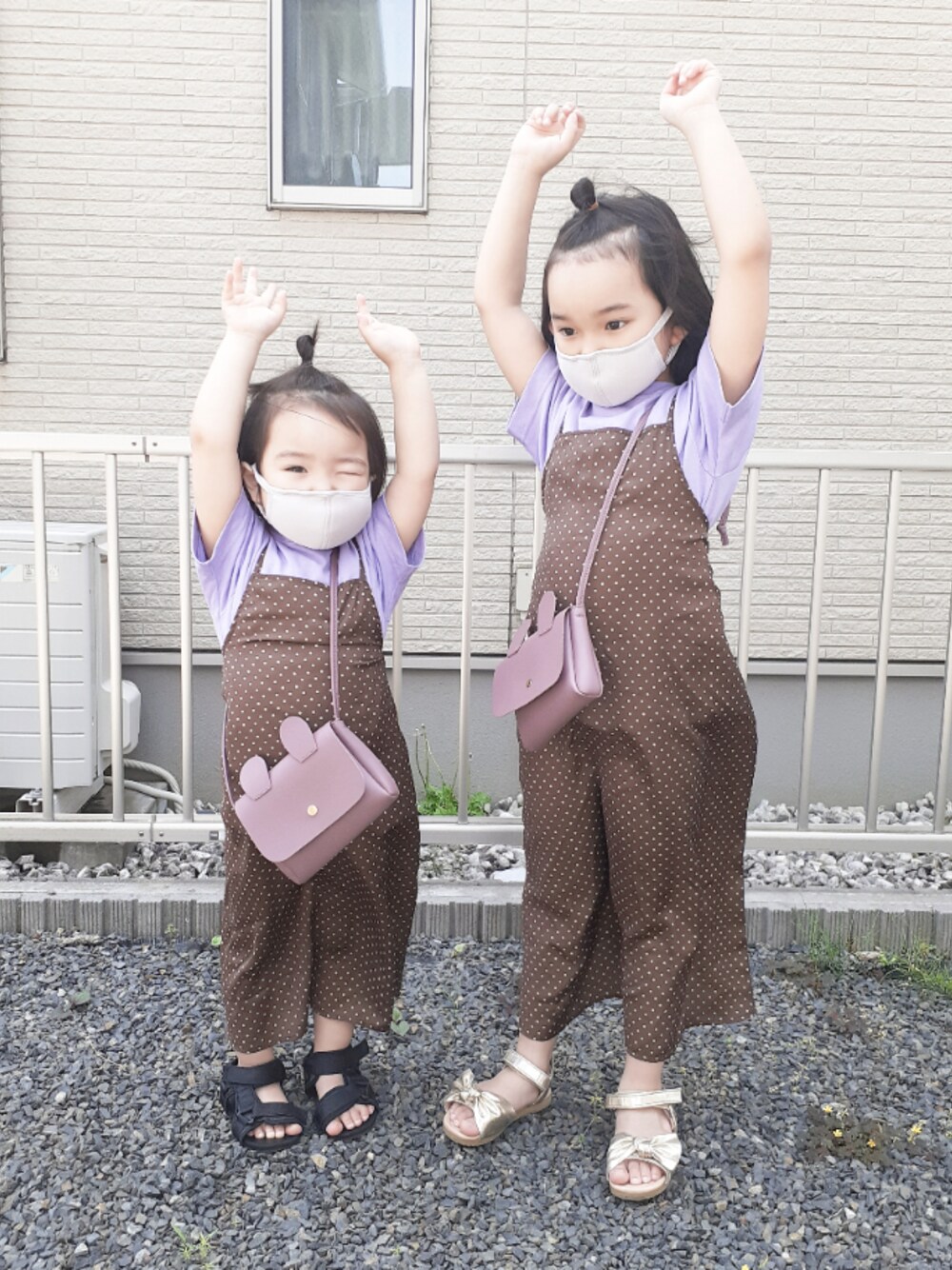 「ドット柄ワンピース、キャミワンピ、パープル、うさみみ、ショルダーバッグ、プチプラ、ラクチンコーデ、キッズファッション、姉妹コーデ、おうち時間」｜「GUのアイテム（Tシャツ/カットソー、パープル系）」を使った、tomozoさん（キッズ・110cm）の春コーディネートの1枚目の写真
