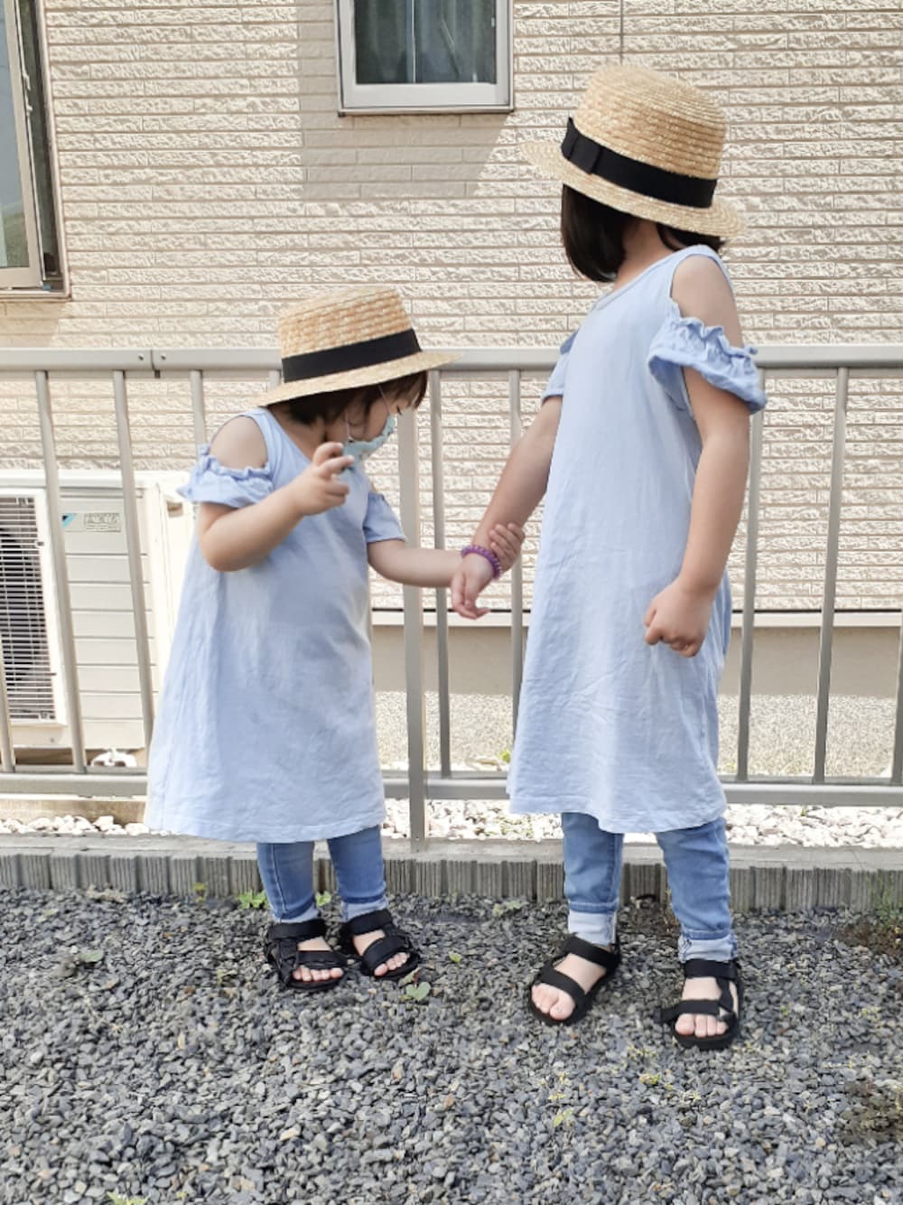 「プチプラ、夏コーデ、姉妹コーデ、デニム、ワンピース×デニム、カンカン帽、西松屋、サンダル、おうちde帽子コーデ、肩出し」｜「GUのアイテム（ワンピース、ブルー系）」を使った、tomozoさん（キッズ・110cm）の春コーディネートの1枚目の写真