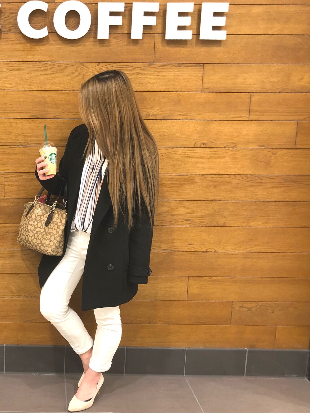 ブラック系のピーコート、ホワイト系のその他パンツ、ベージュ系のパンプスを着用したレディースの春コーディネートの1枚目の写真