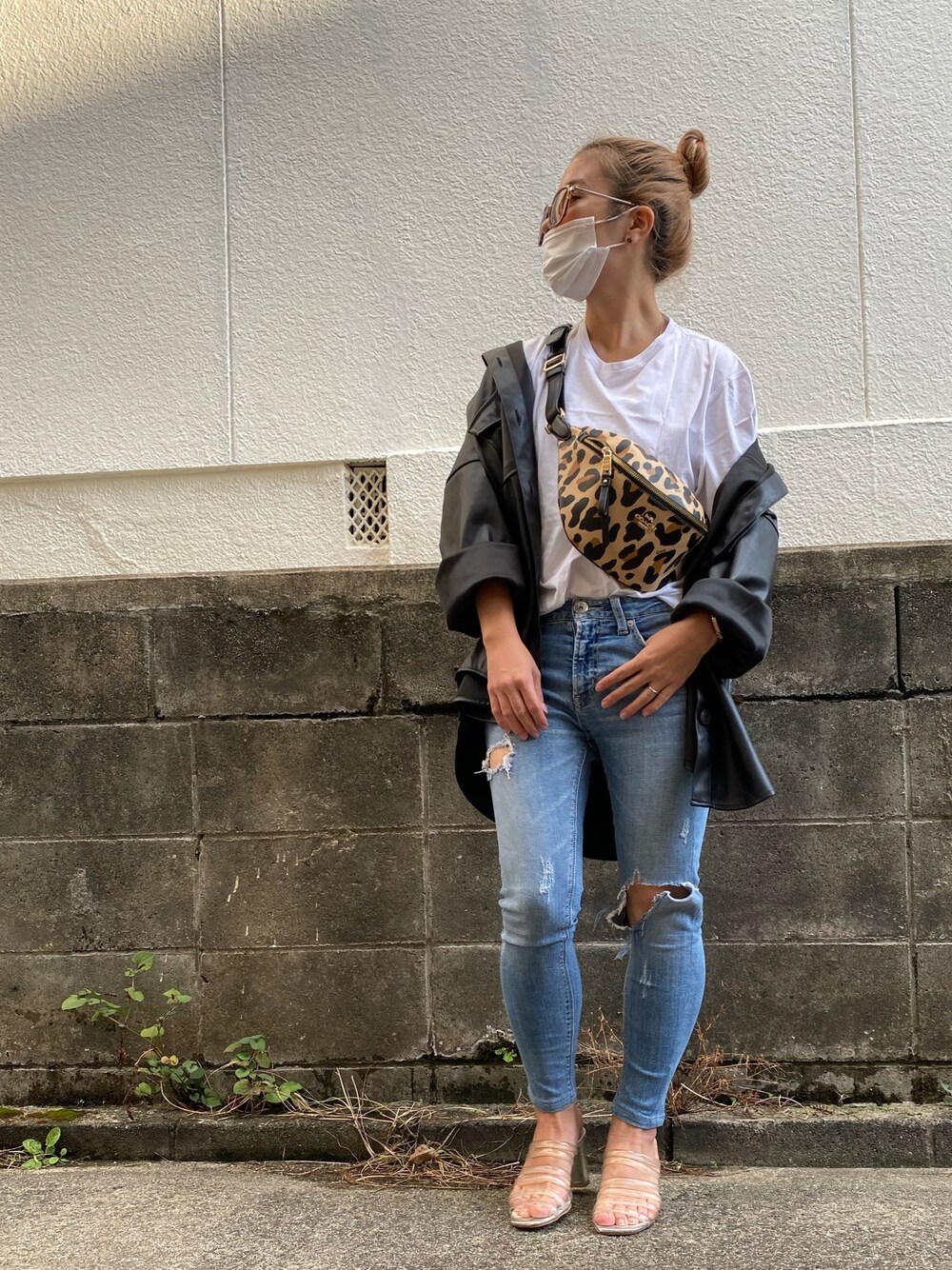 ブラック系のシャツ/ブラウス、ホワイト系のTシャツ/カットソー、ブルー系のデニムパンツを着用したレディースの秋コーディネートの1枚目の写真