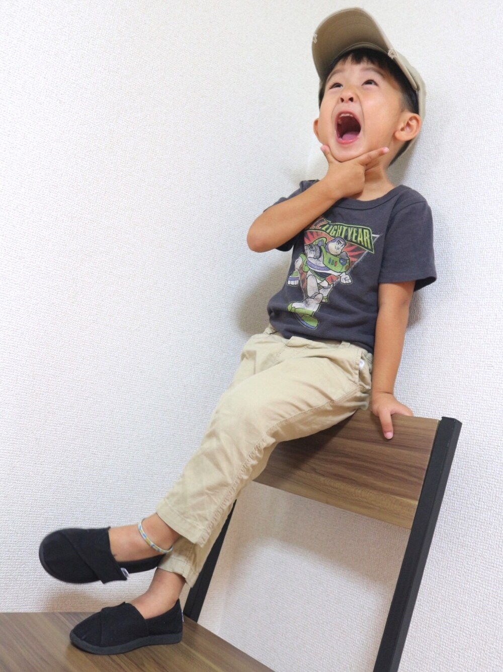 「キッズコーデ、シンプルコーデ、カジュアル、ゆるコーデ、男の子、3歳、トイストーリー、バズライトイヤー、toms、コタのいる生活」｜「UNIQLOのアイテム（キャップ、ベージュ系）」を使った、こたろうさん（キッズ・90cm）の秋コーディネートの1枚目の写真