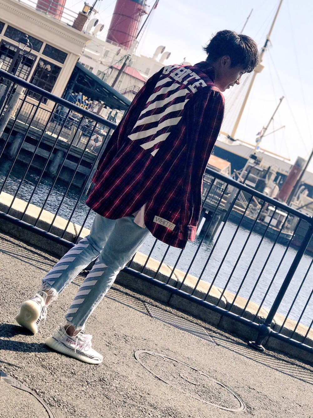 「チェックシャツ、デニム、スニーカー、シャツスタイル、adidas、スキニー、off white、ストリート、秋のコーデ、カジュアル」｜「off whiteのアイテム（シャツ/ブラウス、レッド系）」を使った、Ａ.MAKOTOさん（メンズ・170cm）の秋コーディネートの1枚目の写真