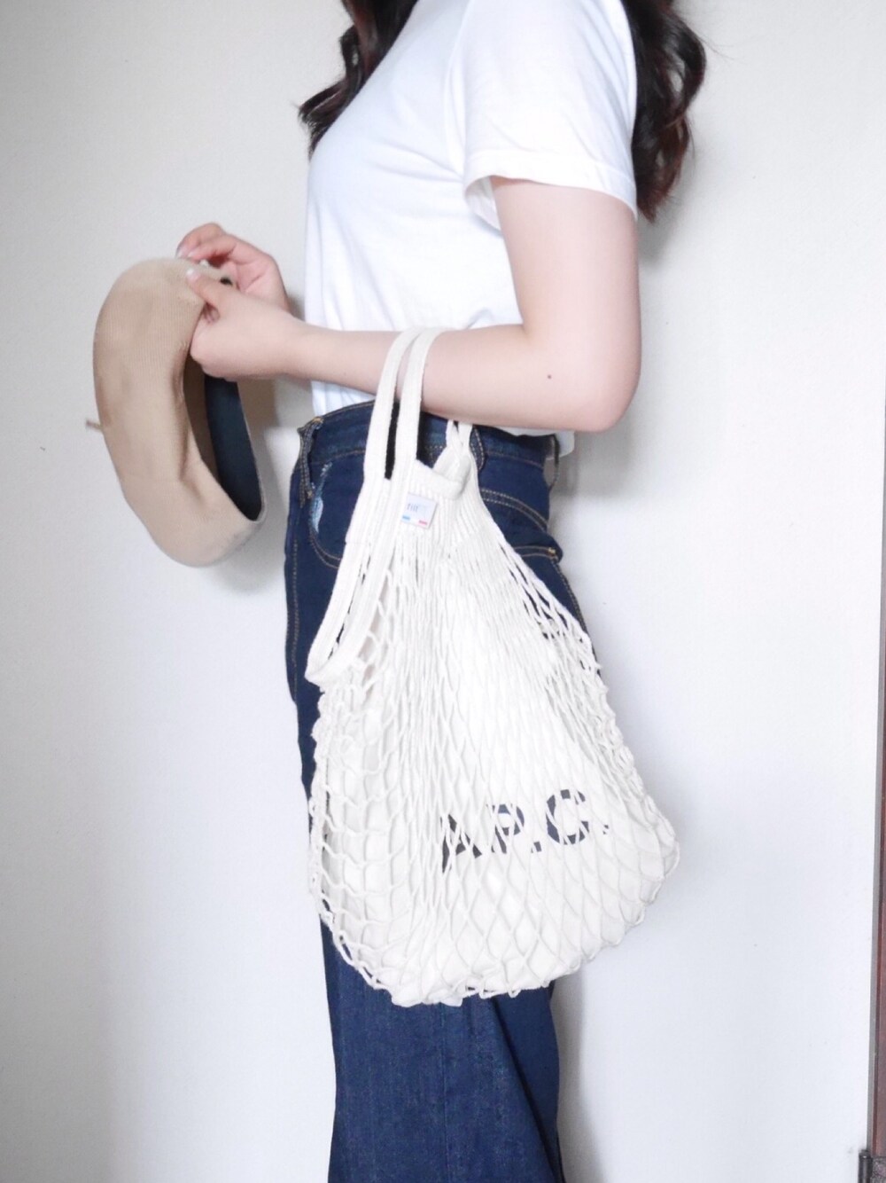 「白Tシャツ、ワイドデニム、AZUL by moussy、サーモベレー、Ray BEAMS、ネットバッグ、細見えコーデ、白Tシャツ×デニム」｜「UNITED ARROWSの＜FILT（フィルト）＞ネットバッグ M（エコバッグ/サブバッグ、ホワイト系）」を使った、y!!!さん（レディース・166cm）の夏コーディネートの1枚目の写真