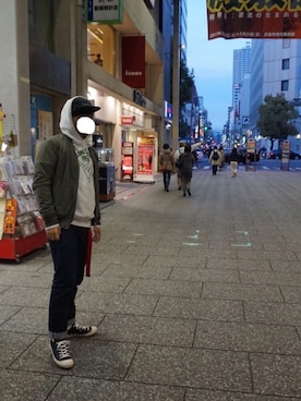 「チャックテイラー」｜「アイテム（MA-1）」を使った、キングさん（メンズ・173cm）の春コーディネート