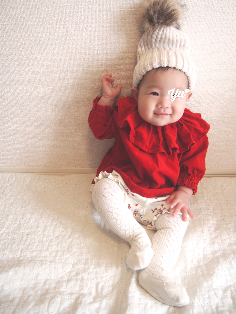 レッド系のトップス、ホワイト系のその他パンツ、ホワイト系のニットキャップ/ビーニーを着用したキッズの秋コーディネートの1枚目の写真