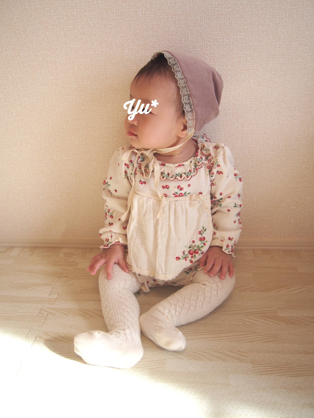 ホワイト系のTシャツ/カットソー、ホワイト系のその他パンツ、ピンク系の帽子を着用したキッズの冬コーディネートの1枚目の写真