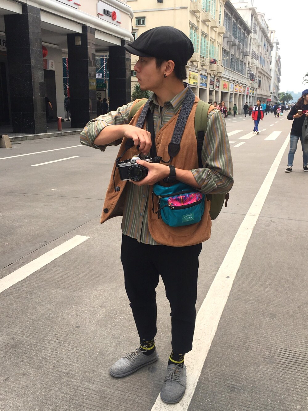 グレー系のスリッポンを着用したメンズの春コーディネートの1枚目の写真