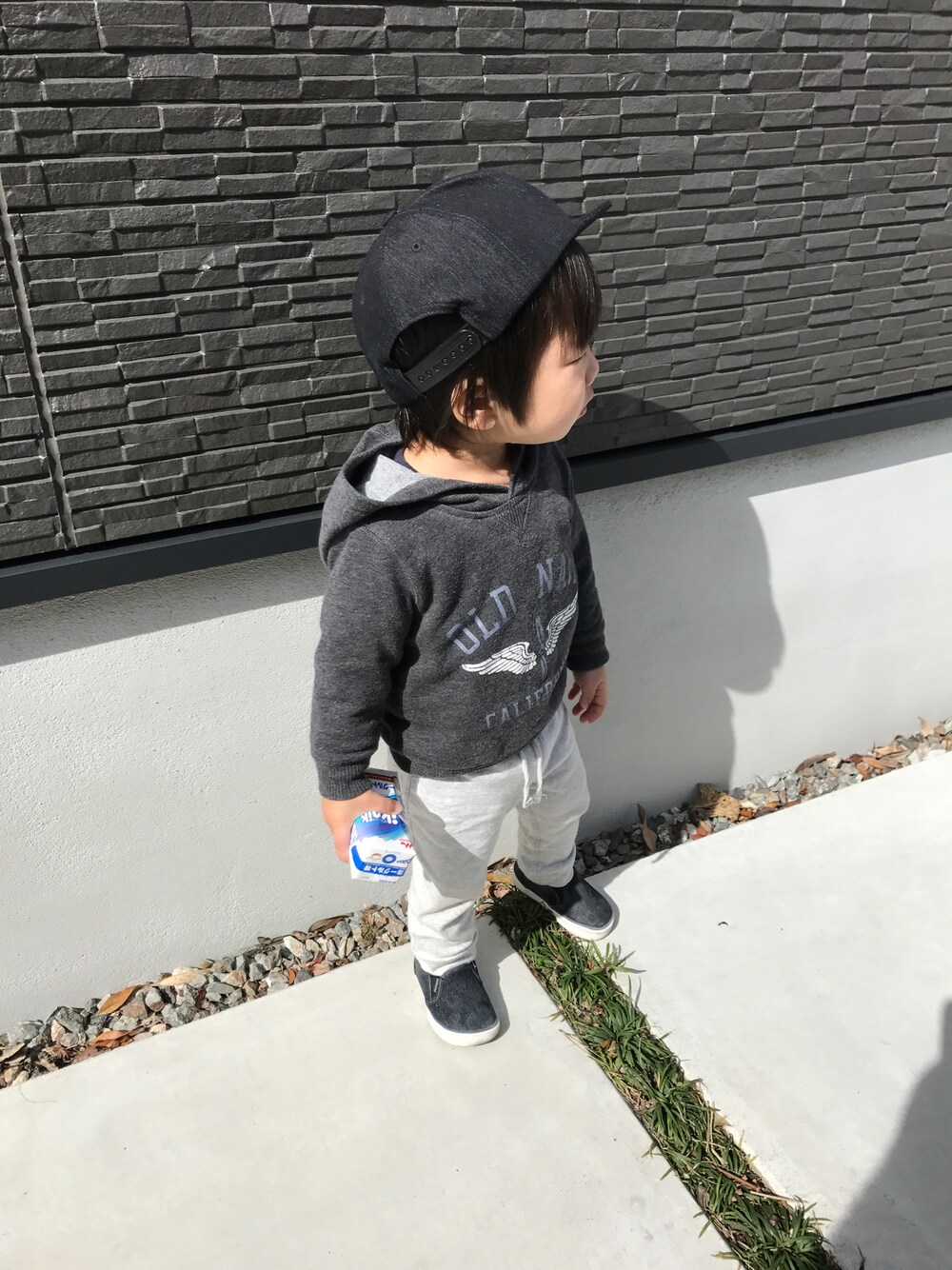 「2歳、おとこのこ、ラフ」｜「no brandのアイテム（キャップ、ブラック系）」を使った、aynさん（キッズ・90cm）の春コーディネートの1枚目の写真